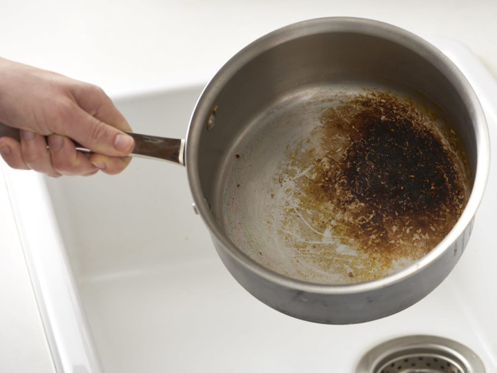 cách làm sạch nồi bị cháy bằng nước rửa chén