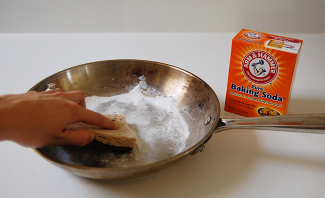 Cách làm sạch nồi chảo inox bị cháy bằng baking soda