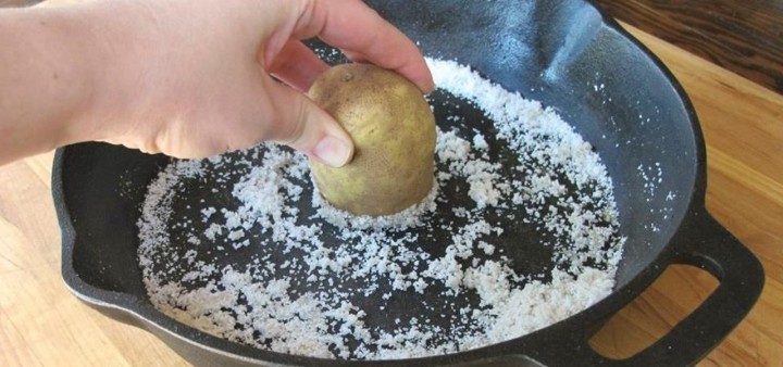 Dùng khoai tây và muối để làm sạch nồi inox, chảo bị cháy đen